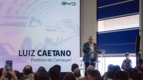 Prefeito Luiz Caetano discursa durante evento que celebra a produção de 100 mil veículos da BYD na fábrica de Camaçari, marco para o desenvolvimento econômico do município.