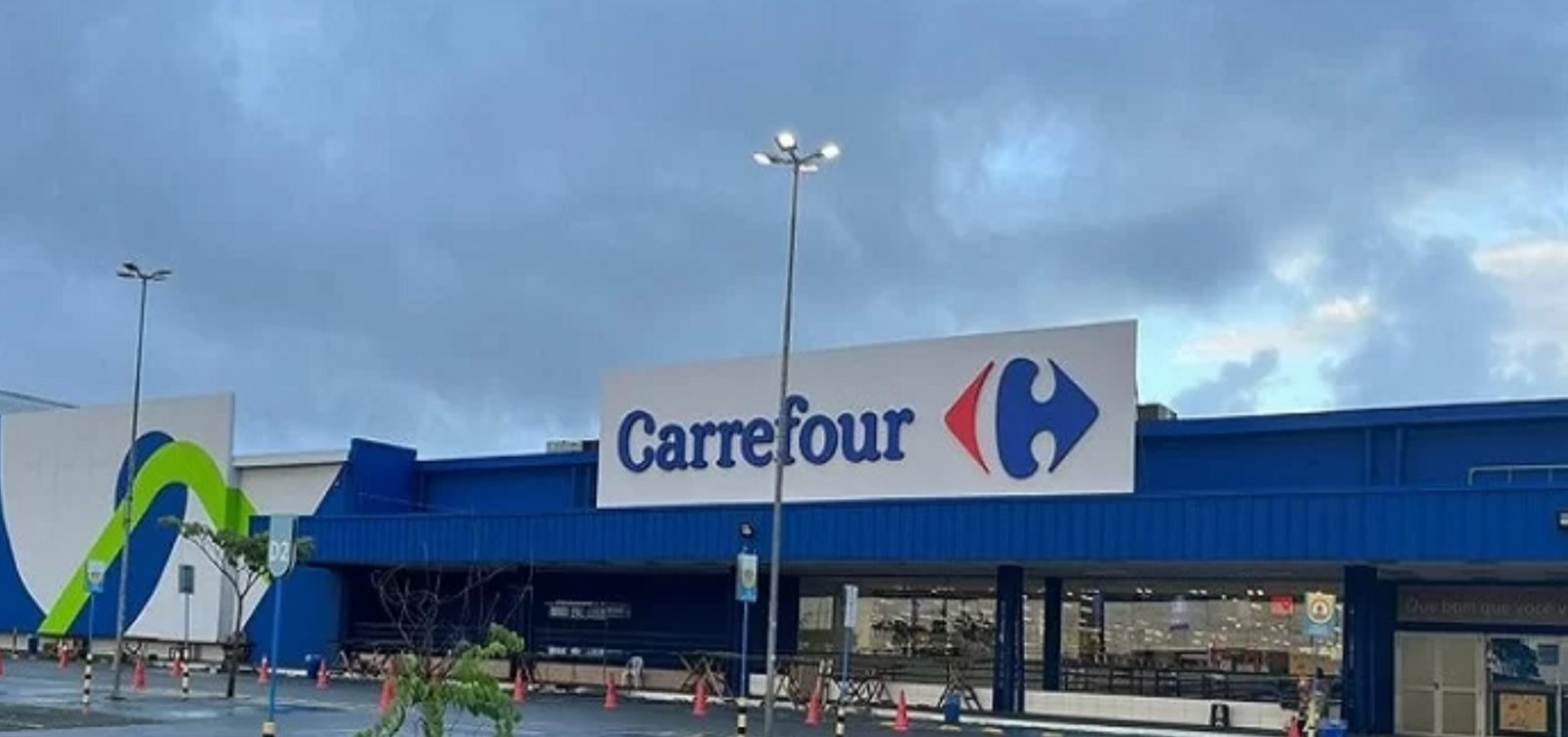 Fachada de uma unidade do Carrefour em Itabuna, na Bahia, após decisão judicial sobre demissão coletiva de funcionários.