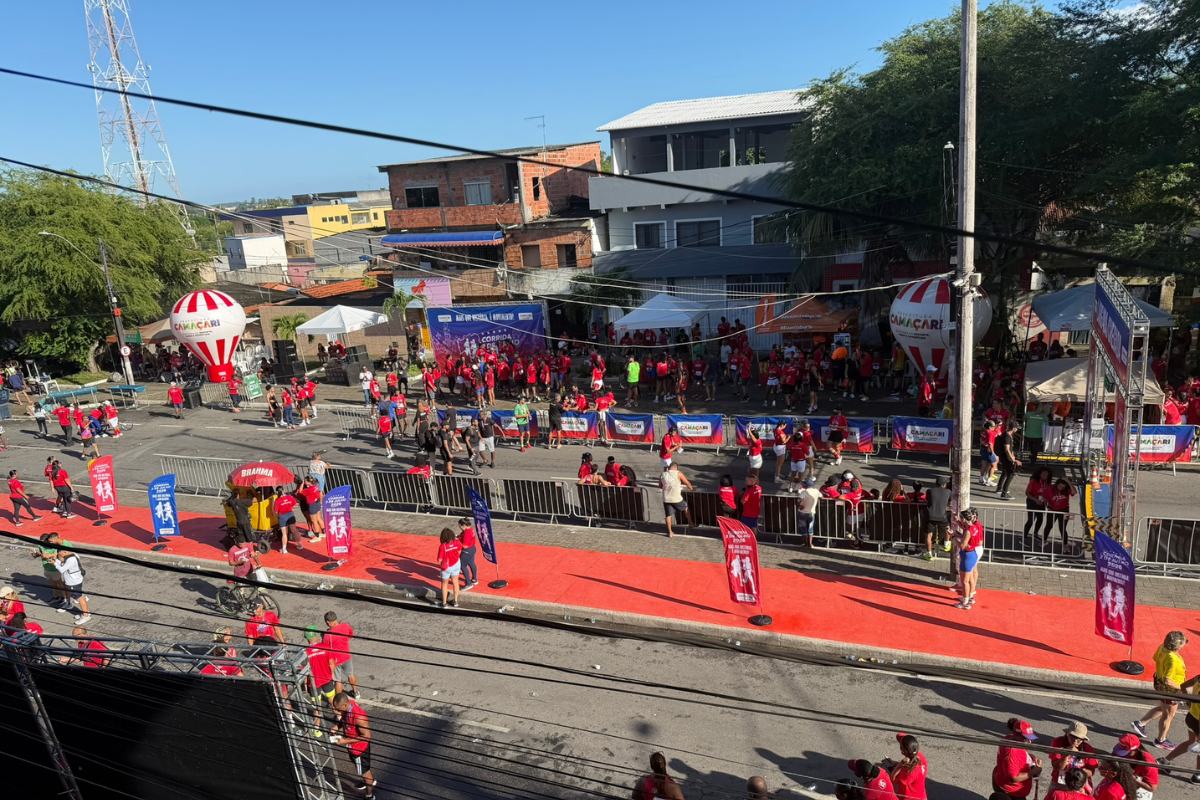 Vista geral da estrutura da Corrida 2 de Julho 2026 em Camaçari, com participantes, área de largada e chegada e organização do evento durante a celebração da Independência da Bahia.