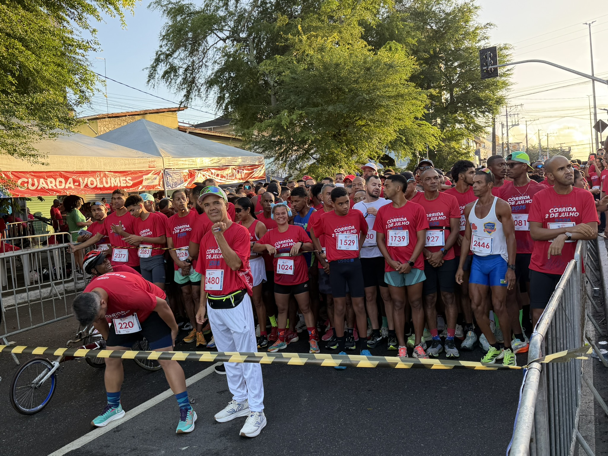 Participantes da Corrida 2 de Julho 2026 percorrem as ruas de Camaçari durante a prova realizada no feriado da Independência da Bahia.