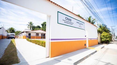 Fachada do novo CRAS Jardim Limoeiro, inaugurado pela Prefeitura de Camaçari para ampliar os serviços de assistência social no município.