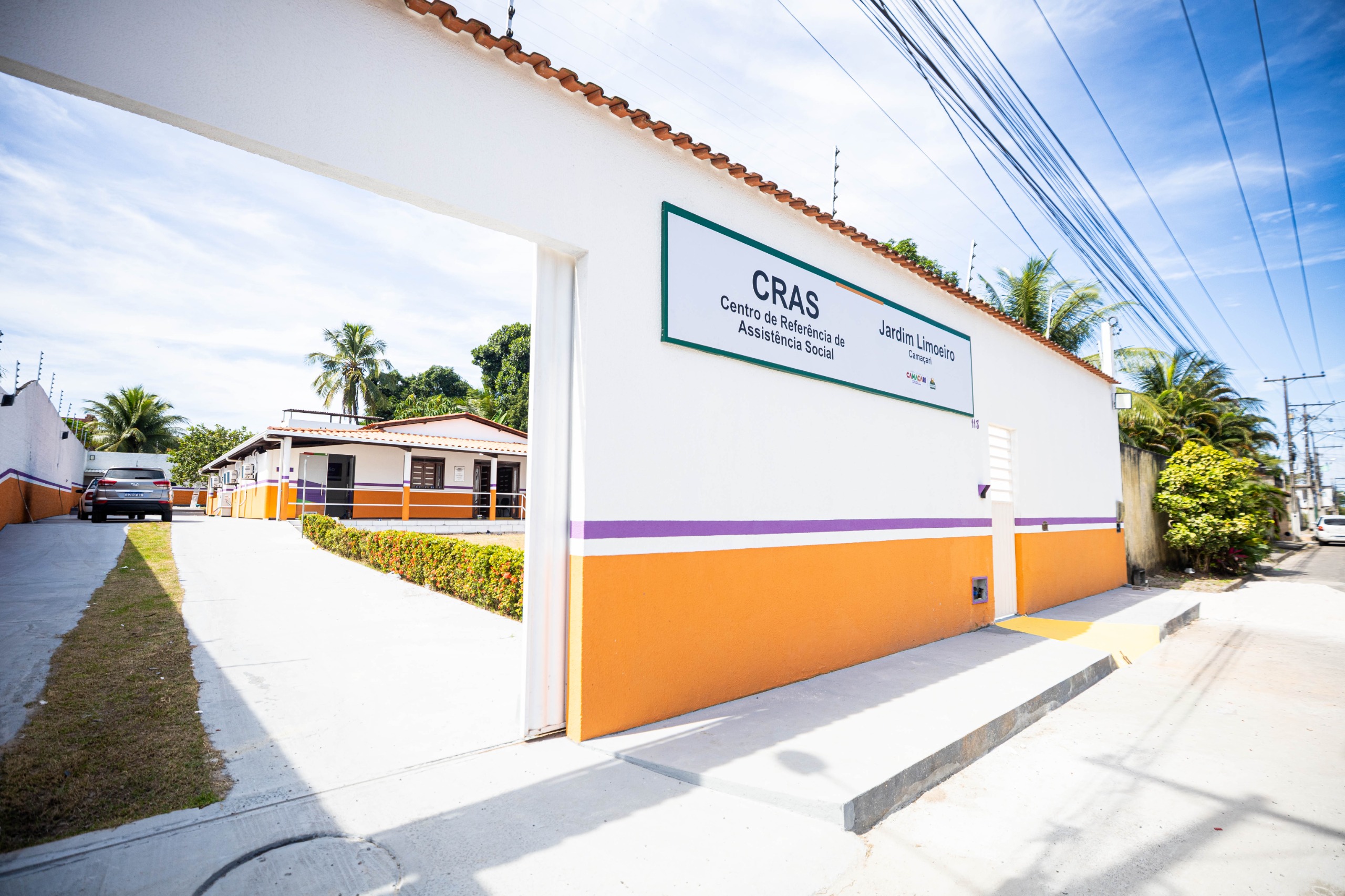 Fachada do novo CRAS Jardim Limoeiro, inaugurado pela Prefeitura de Camaçari para ampliar os serviços de assistência social no município.
