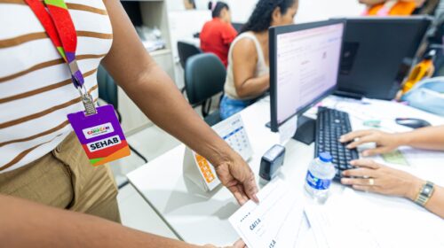 Servidora da Sehab realiza conferência de documentos de famílias pré-selecionadas para o programa Minha Casa, Minha Vida em Camaçari.